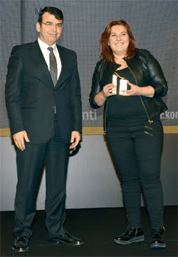 Medlis Engelli Yaşam Çözümleri’nin kurucusu Melis Tasacı ödülünü Ekonomist Dergisi Genel Yayın Yönetmeni Talat Yeşiloğlu’ndan aldı.